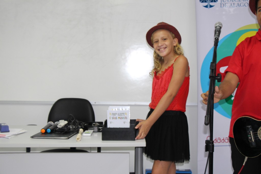 Sâmia Braga, de 11 anos, quer cantar profissionalmente quando crescer. 