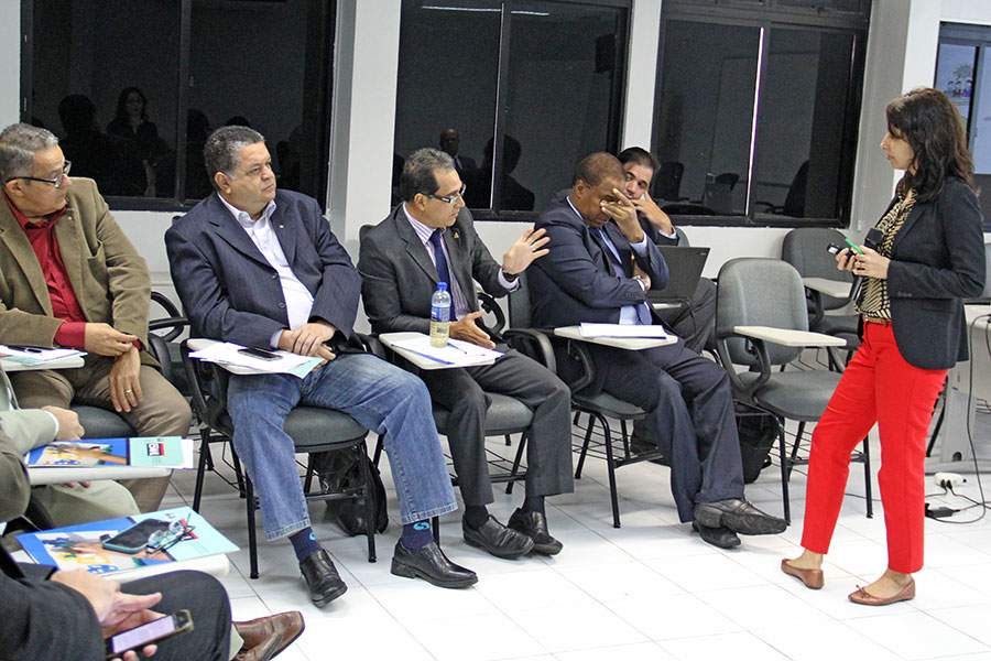 Juiz Geraldo Amorim participa falando sobre suas experiências.