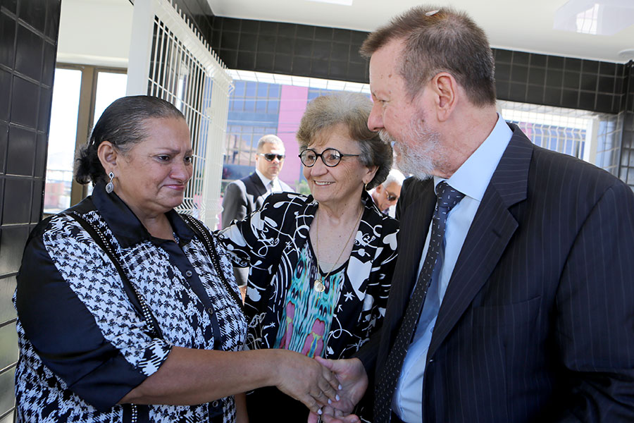 Dona Neuza, viúva do homenageado, recebe os cumprimentos dos desembargadores Paulo Lima e Elisabeth Carvalho.