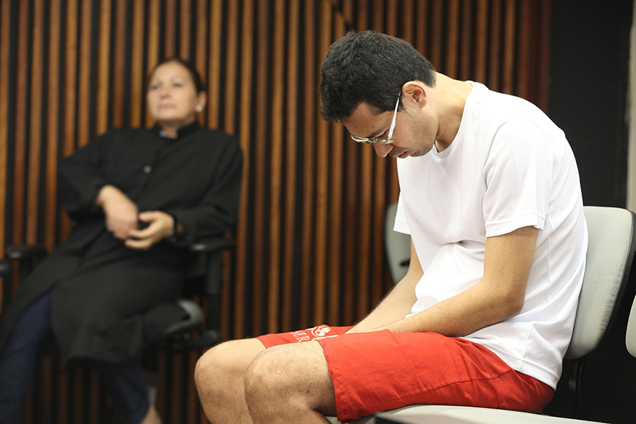 Leonardo permaneceu a maior parte do julgamento de cabeça baixa. Foto: Anderson Moreira
