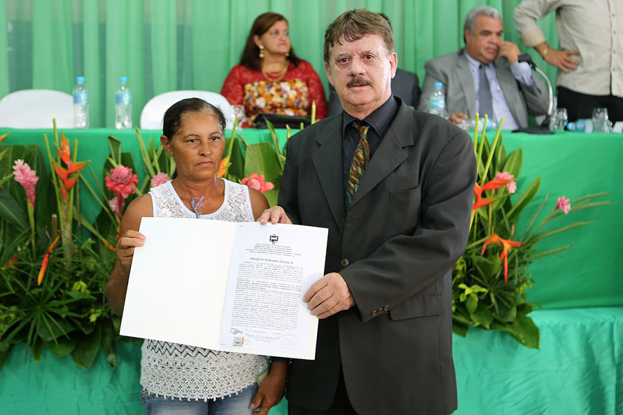 Distribuição de títulos do Moradia Legal II em Olho D'Água do Casado.