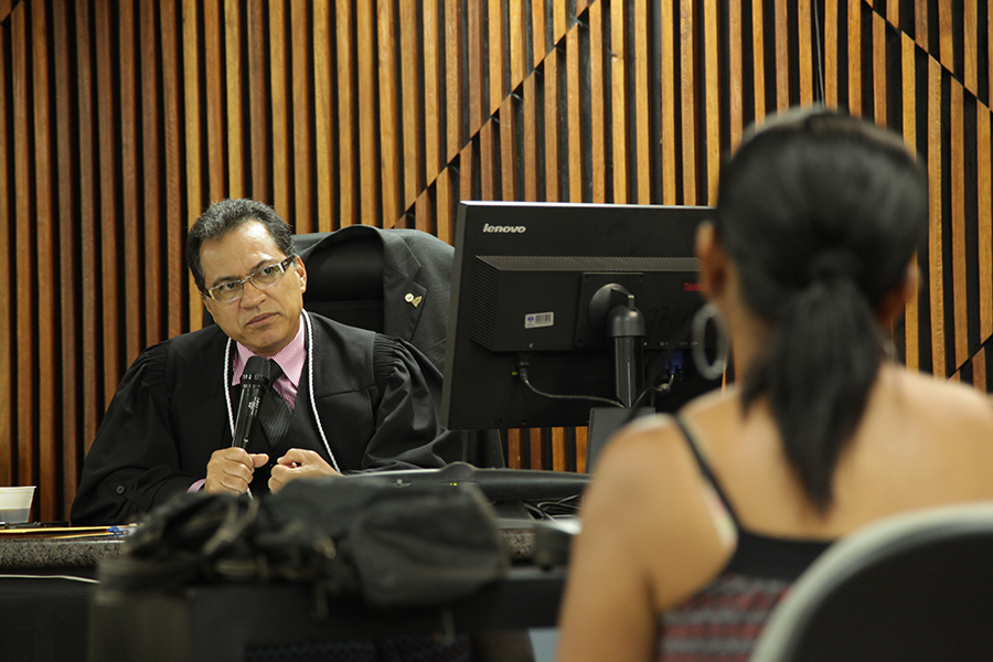 Juiz Geraldo Amorim interrogou a mãe do réu.