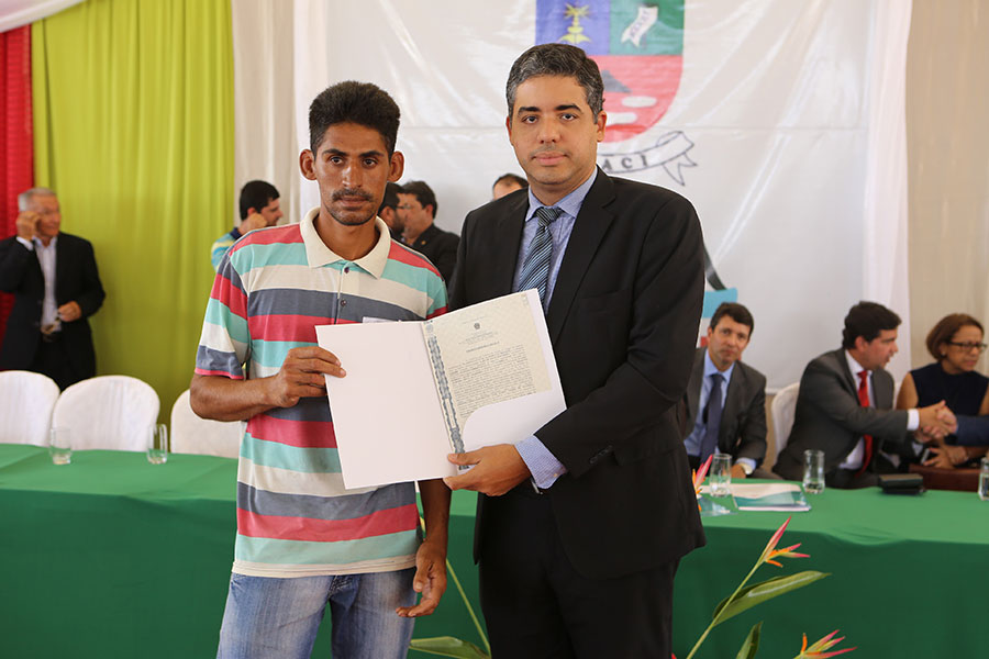 Entrega de títulos do Programa Moradia Legal II, em Igaci