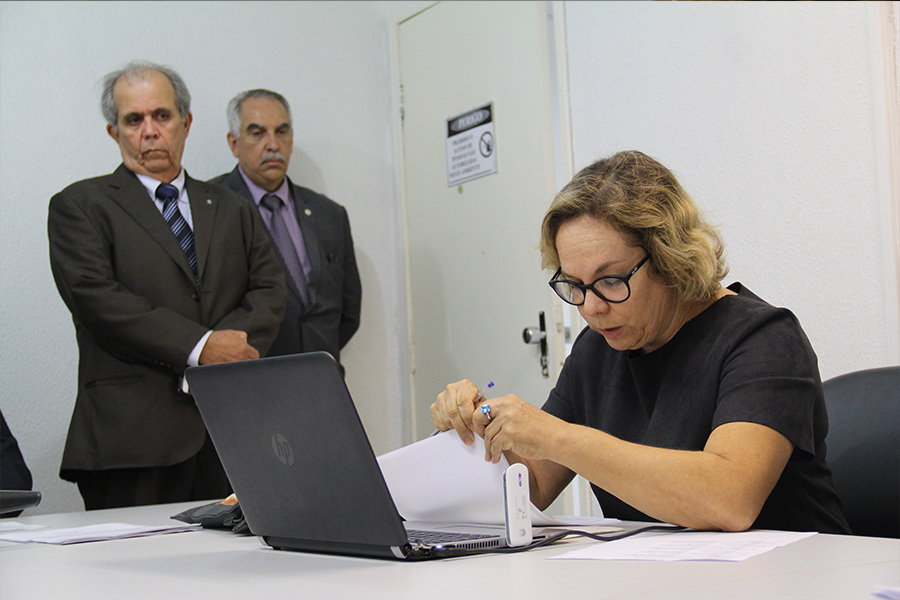 Desembargador Celyrio Adamastor acompanha audiência de custódia no Fórum da Capital