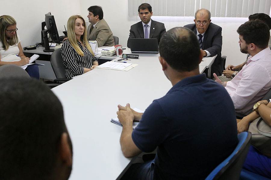 Juiz Celyrio Adamastor esteve à frente da reunião, nesta terça-feira (13). Foto: Caio Loureiro