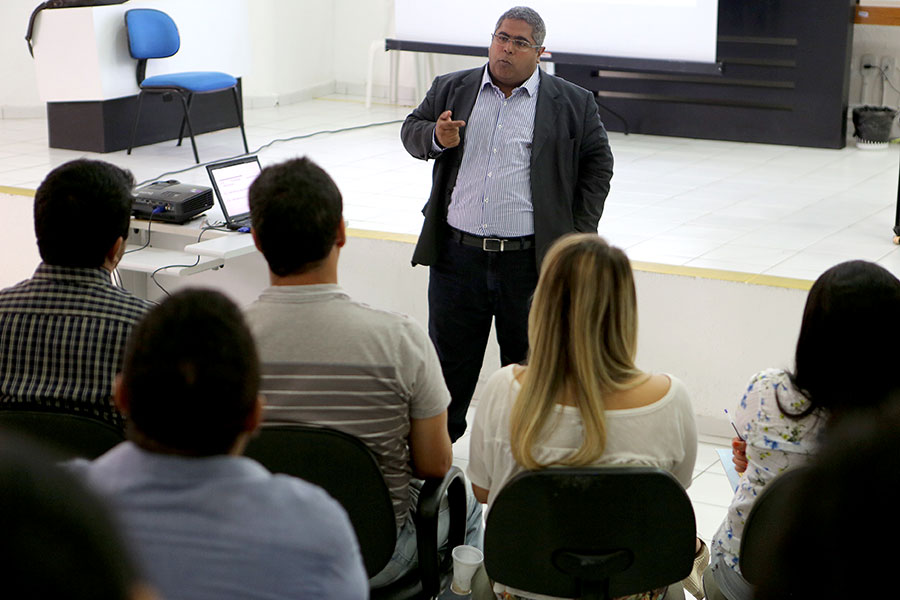 Professor Beclaute Oliveira ministra a capacitação. Foto: Caio Loureiro