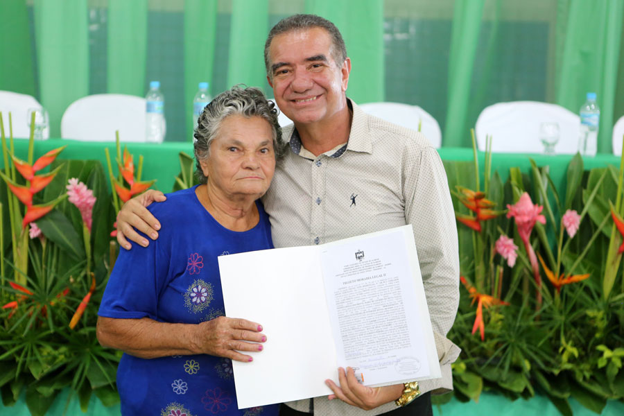 Distribuição de títulos do Moradia Legal II em Olho D'Água do Casado.