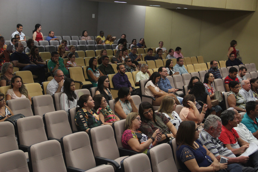 Tutmés Airan ouviu demandas dos servidores do Judiciário de Alagoas.