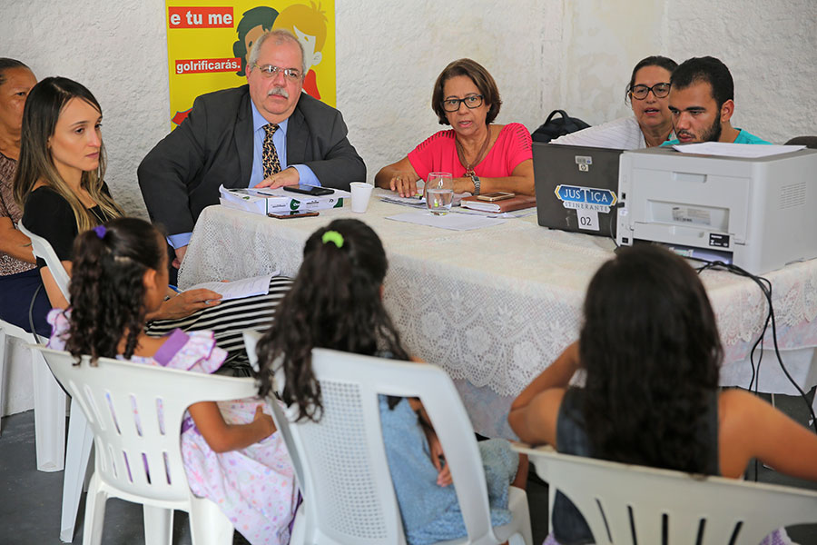 Juíza Fátima Pirauá conduz audiência.
