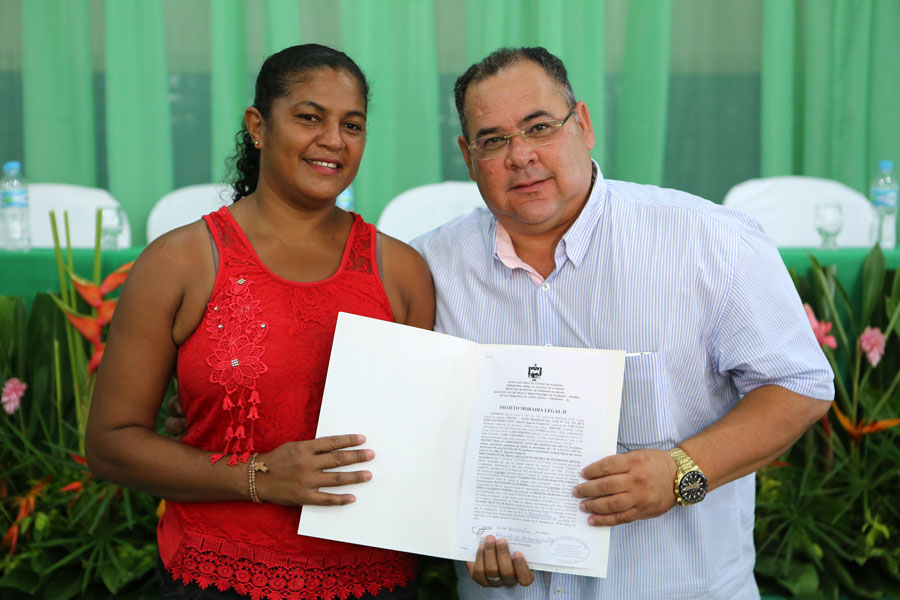 Distribuição de títulos do Moradia Legal II em Olho D'Água do Casado.