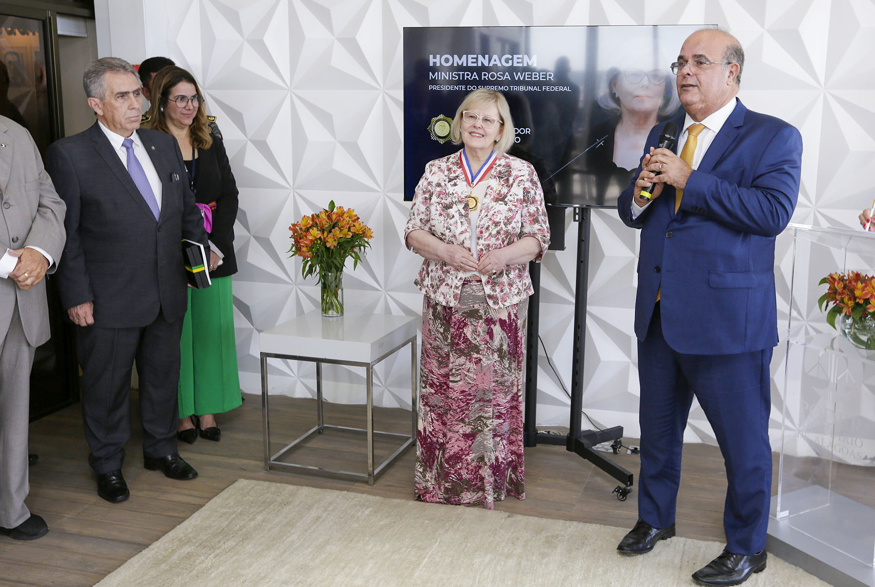 Ministra Rosa Weber recebe do TJAL a Comenda Desembargador Moura Castro.