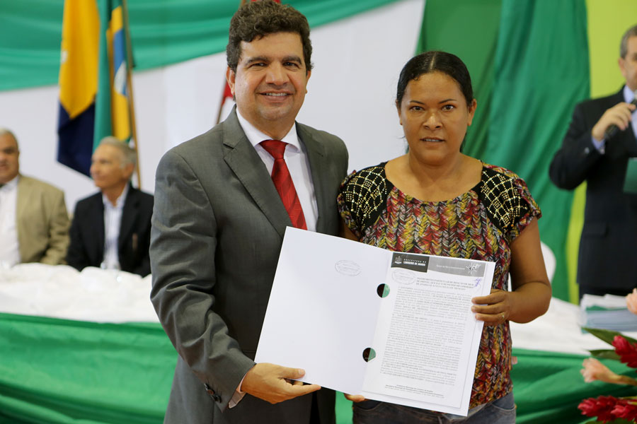 Entrega de títulos do Programa Moradia Legal II em Limoeiro de Anadia