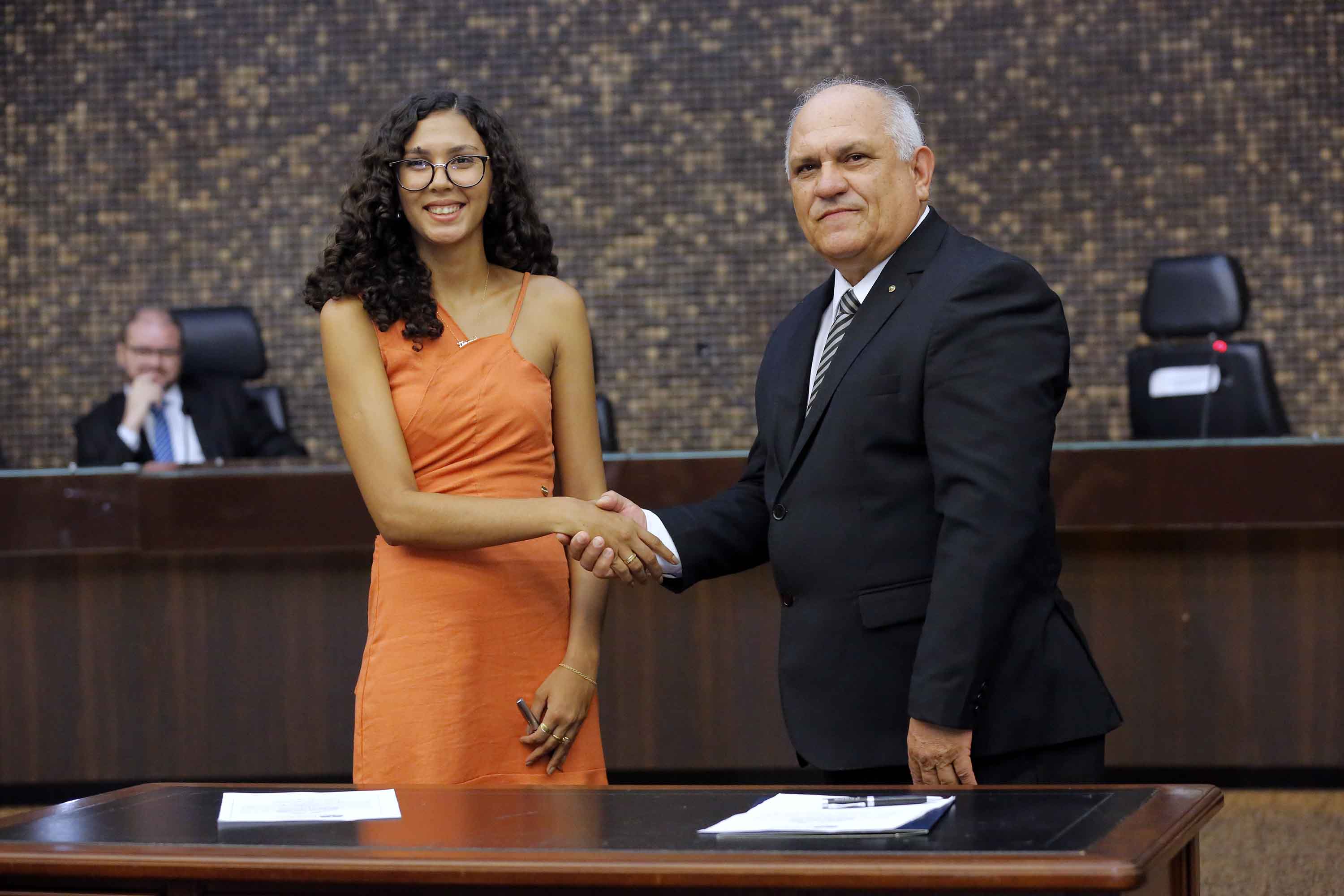 Otávio Praxedes cumprimentou a servidora Inara Pereira, aprovada para o cargo de analista judiciário - área de estatística.