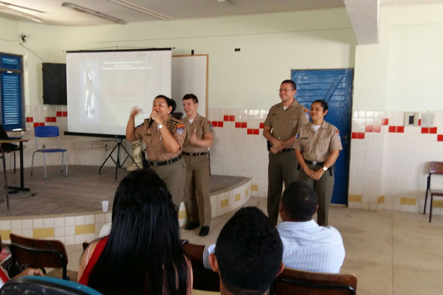 Coronel Valenize, Soldada Elizêngela e Soldado Arthur, na Escola Ananias Lima.