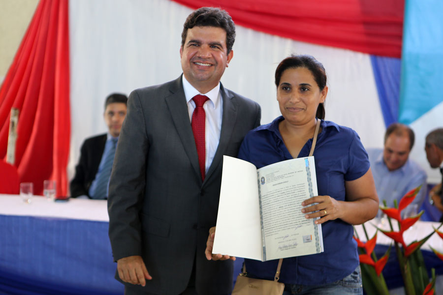 Distribuição de títulos do Programa Moradia Legal II em Messias.