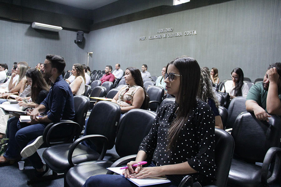 Advogada Stephanie Lopes acompanha aula sobre o SAJ.