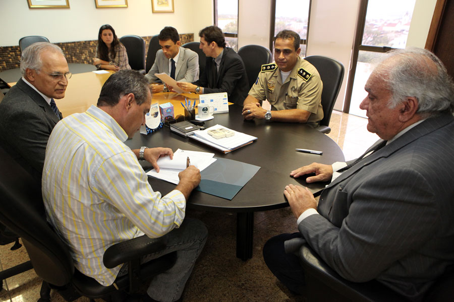 Major Wellington Fragoso assinando termo de entrega