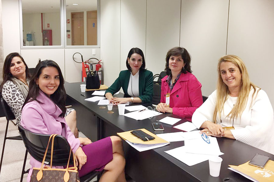 Juíza Carolina Valões no grupo de estudo da oficina “Julgamento com Perspectiva de Gênero”.