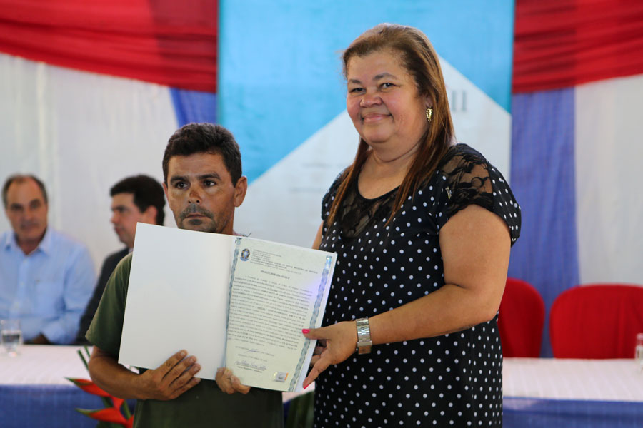 Distribuição de títulos do Programa Moradia Legal II em Messias.