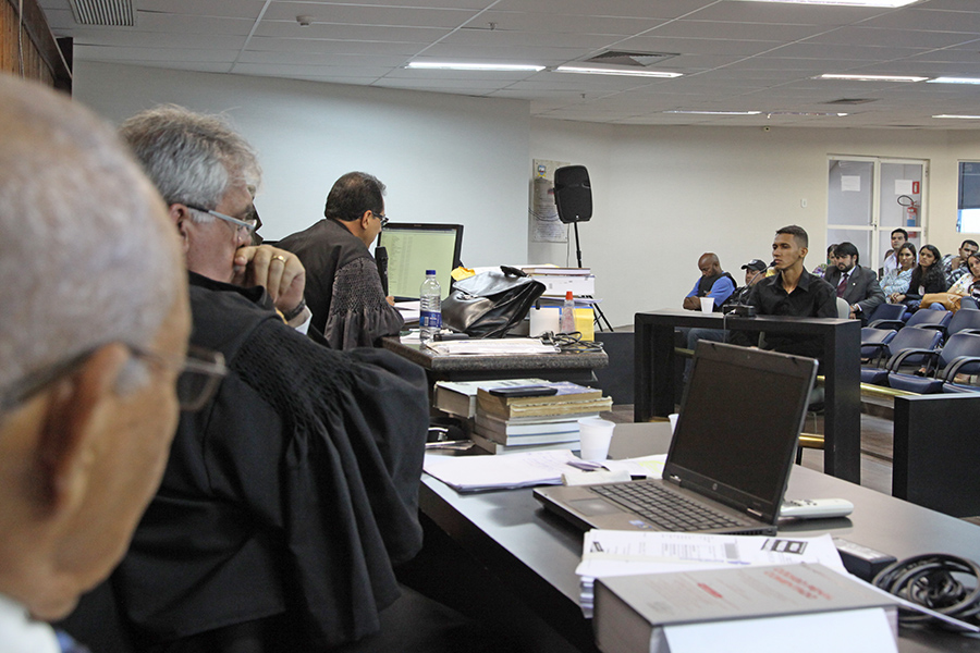 Magistrado Geraldo Amorim ouve depoimento do réu José Rafael Costa. Foto: Anderson Moreira