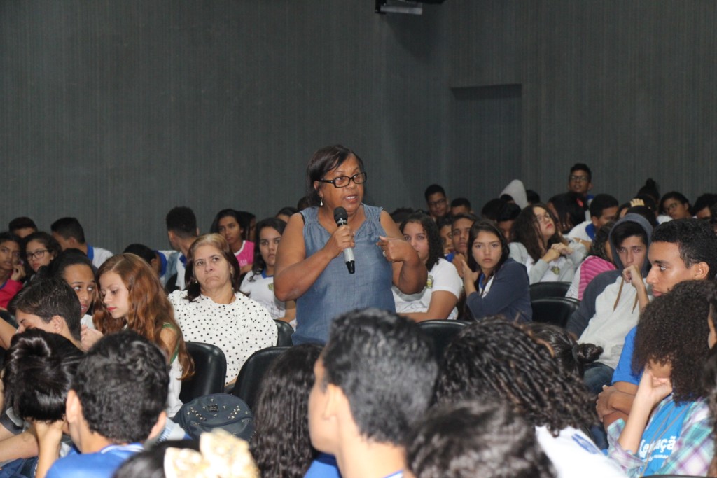 Professores opinaram sobre o assunto e contribuíram com o debate. 