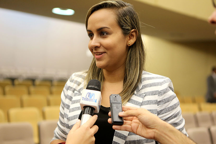 Aluna Marcelle Limeira em entrevista para a Dicom.