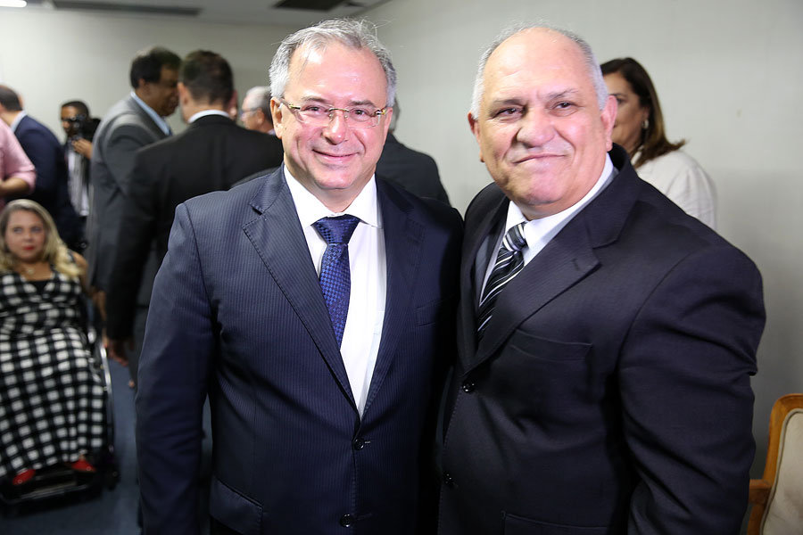 Desembargador Otávio Praxedes assume Governo do Estado.