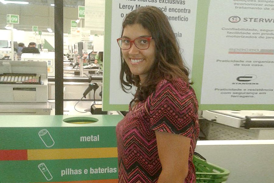 Estagiária Izadora Lima, do Núcleo Socioambiental, realizou a destinação correta de 9,75 kg de pilhas e baterias.