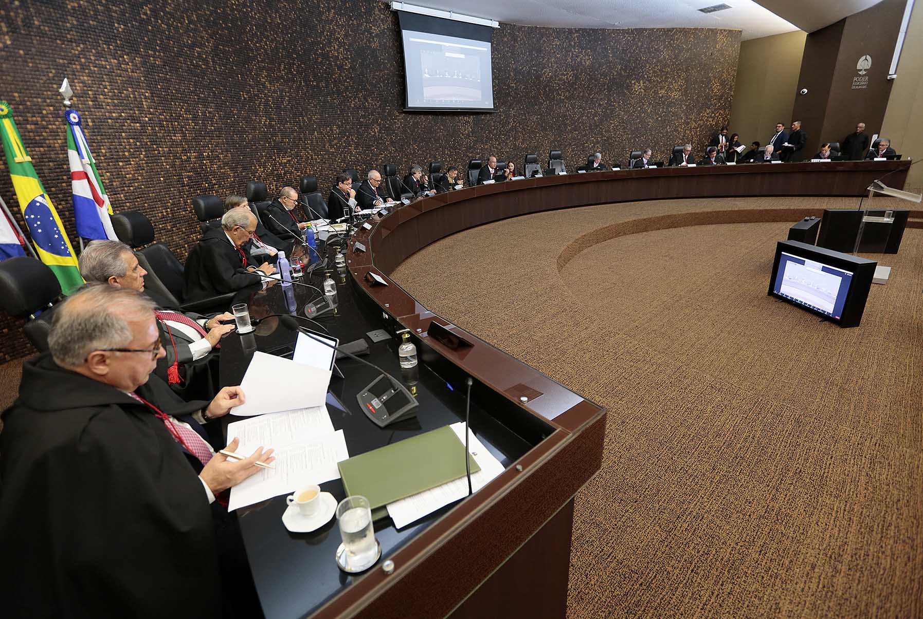 Desembargadores do TJAL durante sessão do Pleno.