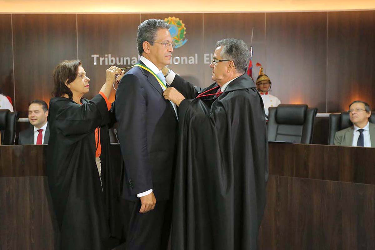 Ministro Mauro Campbell recebe homenagem do presidente do TRE/AL. Foto: Itawi Albuquerque