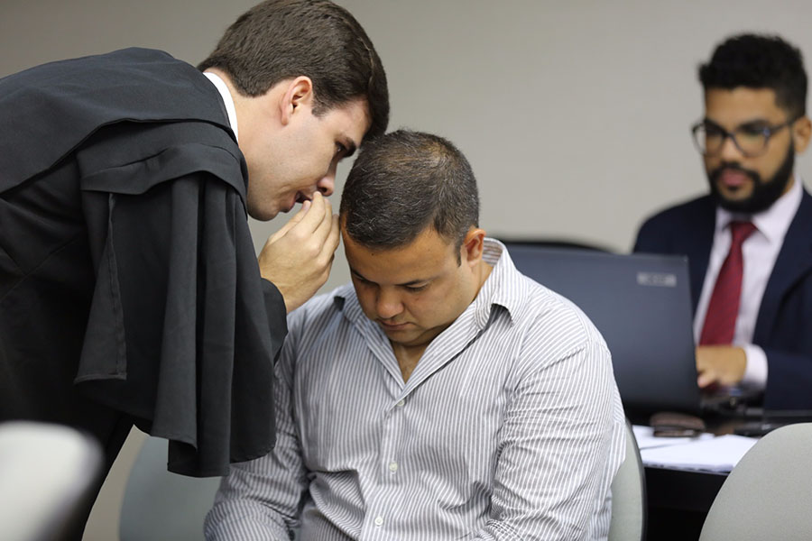 Advogado orienta Judarley.