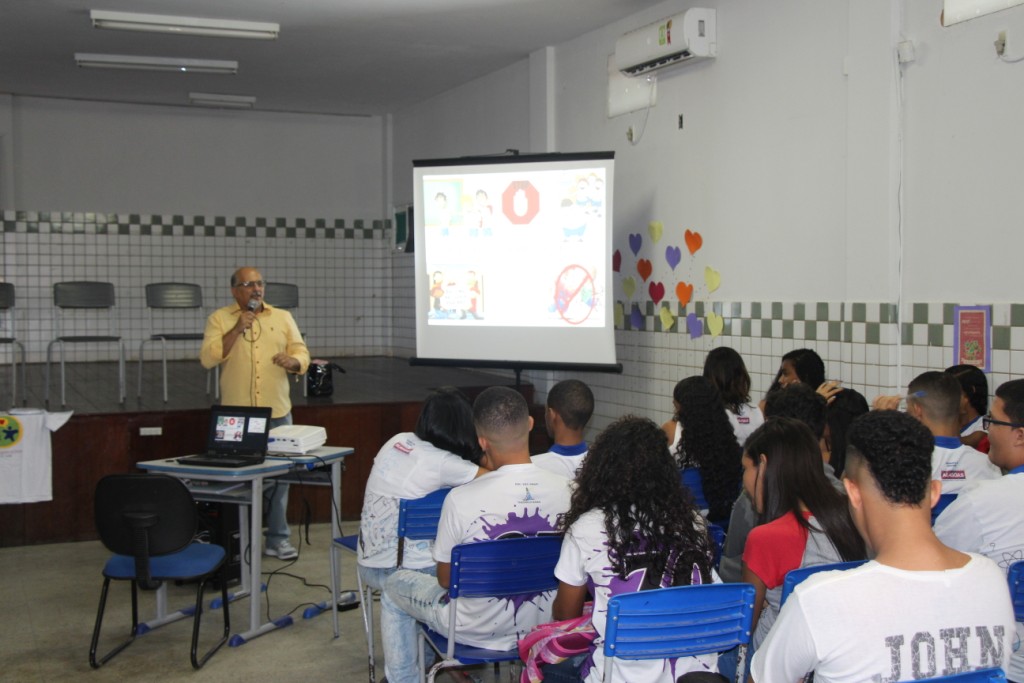 Diretor da escola, Alexandre. 
