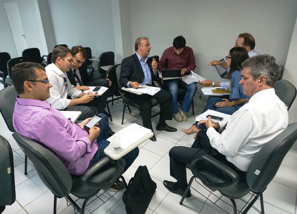Participantes foram orientados a trabalhar em grupo. 