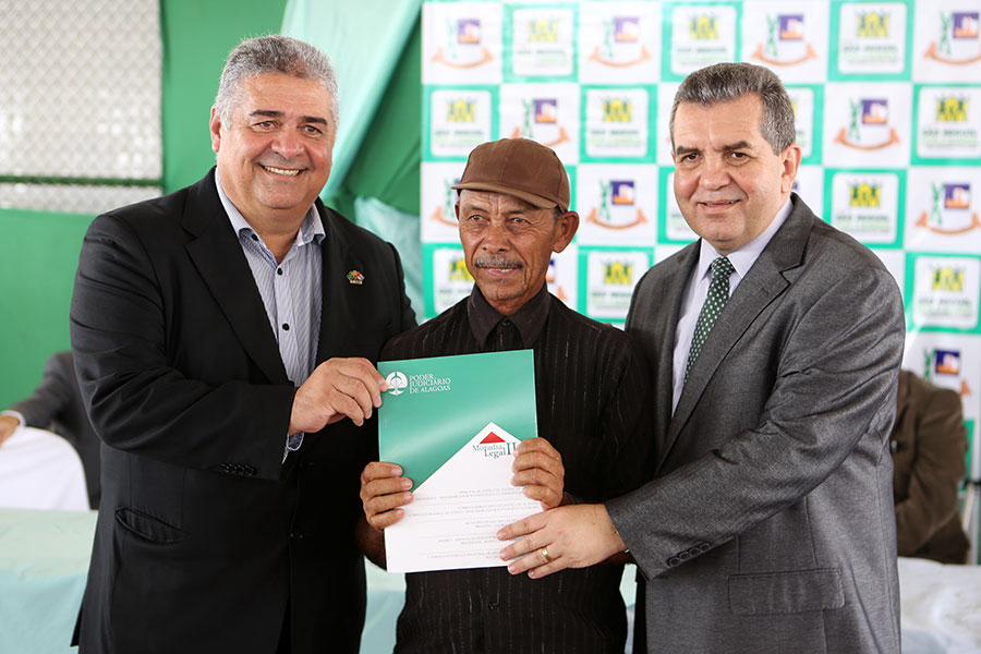 Entrega de títulos do Moradia Legal II em São Miguel dos Campos.