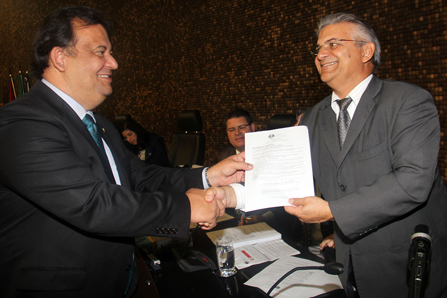 Juiz Roldão Oliveira entrega alvará para credor.