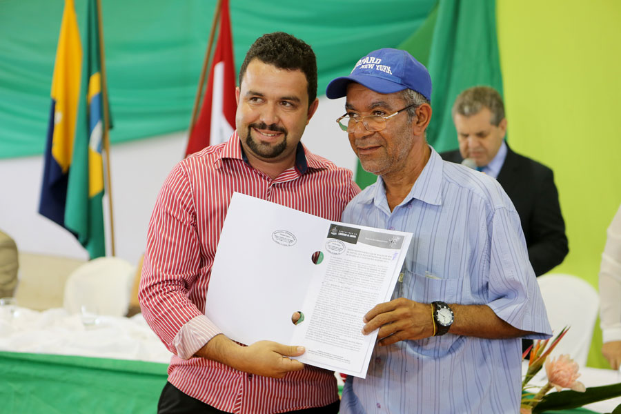 Entrega de títulos do Programa Moradia Legal II em Limoeiro de Anadia