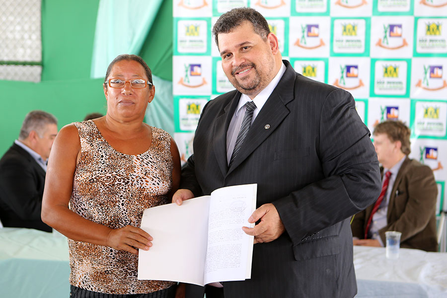 Entrega de títulos do Moradia Legal II em São Miguel dos Campos.