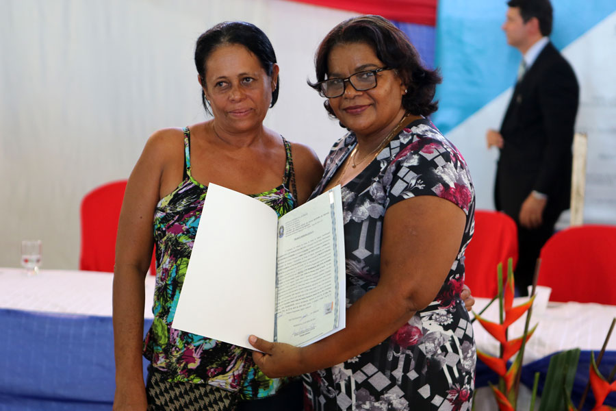 Distribuição de títulos do Programa Moradia Legal II em Messias.