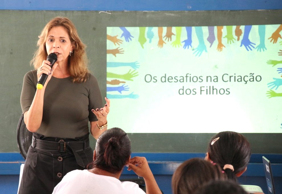 Servidora do PCJE, Ana Valéria Pitta, conversou com os pais e apresentou as atividades realizadas pelo programa