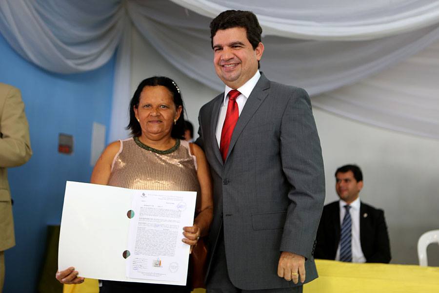 Professora  Maria José Galvão recebe título do juiz Carlos Cavalcante