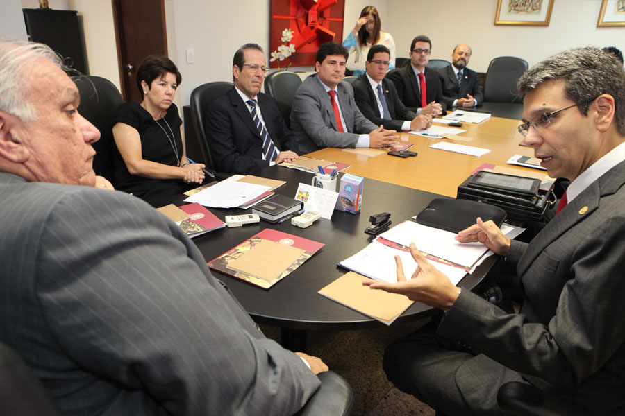 Presidente José Carlos Malta Marques ouve Guilherme Calmon, conselheiro do CNJ