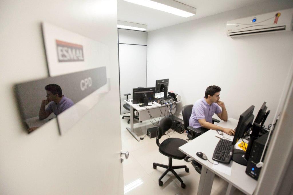 Salas de trabalho receberam móveis mais ergonômicos e modernos. Foto: Itawi Albuquerque