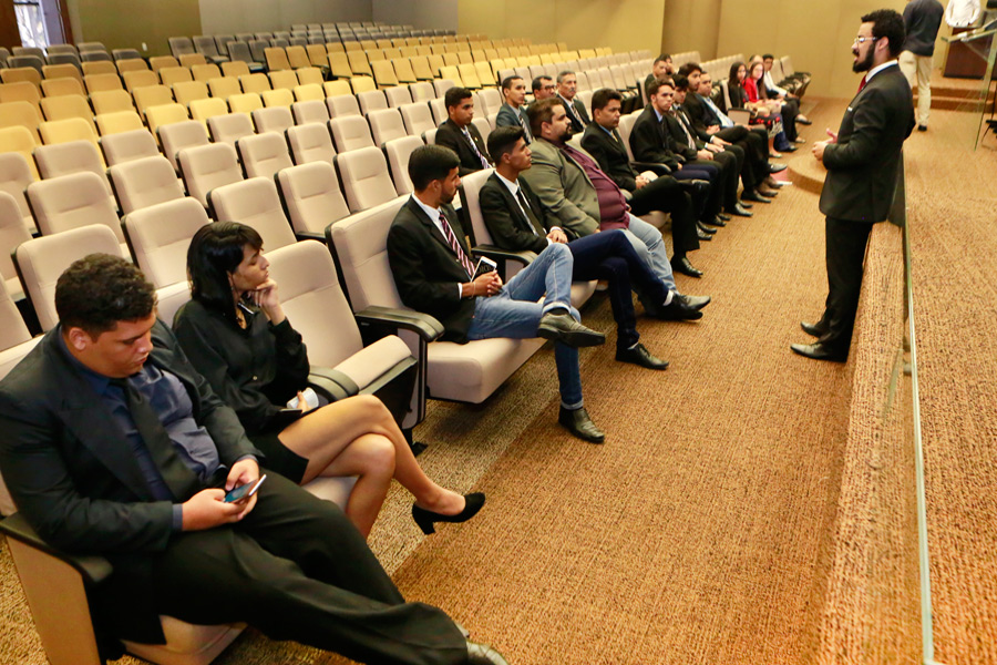 Estudantes visitaram o plenário do Tribunal de Justiça.