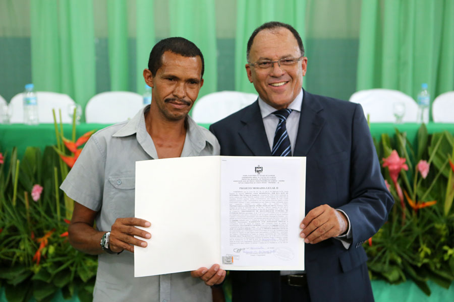 Distribuição de títulos do Moradia Legal II em Olho D'Água do Casado.
