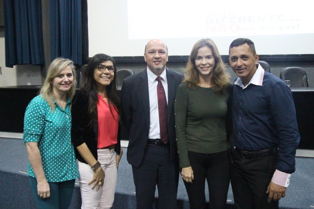 Equipe da Esmal e palestrante Willian Leite. 