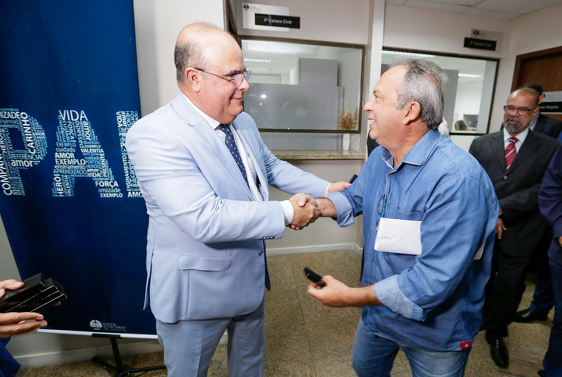 Presidência do TJAL homenageia servidores pais do Judiciário.