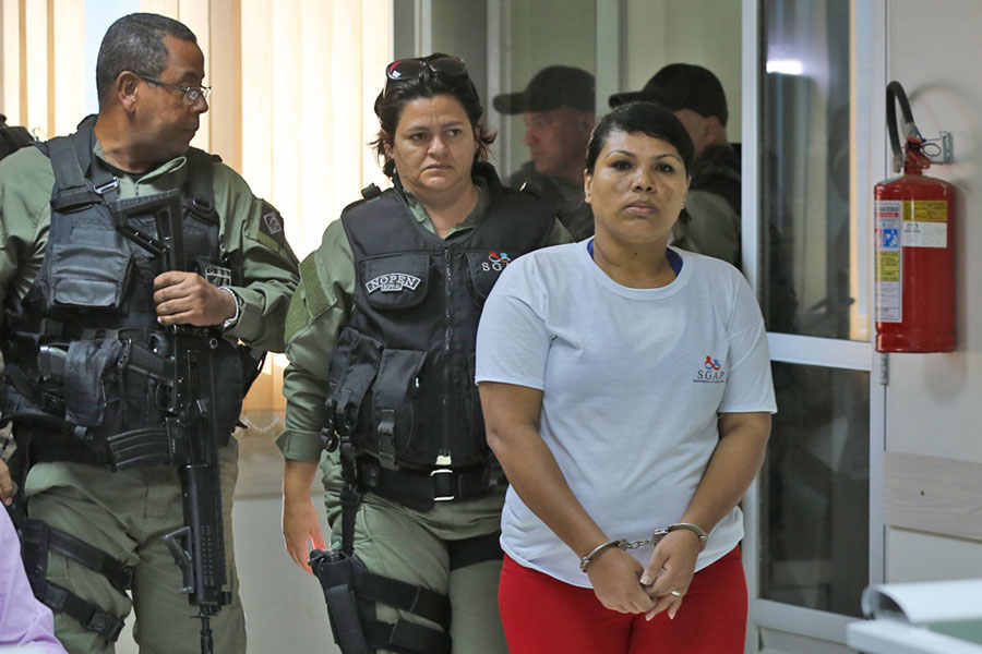 Ré Edjane Gomes da Silva chega ao local do julgamento.