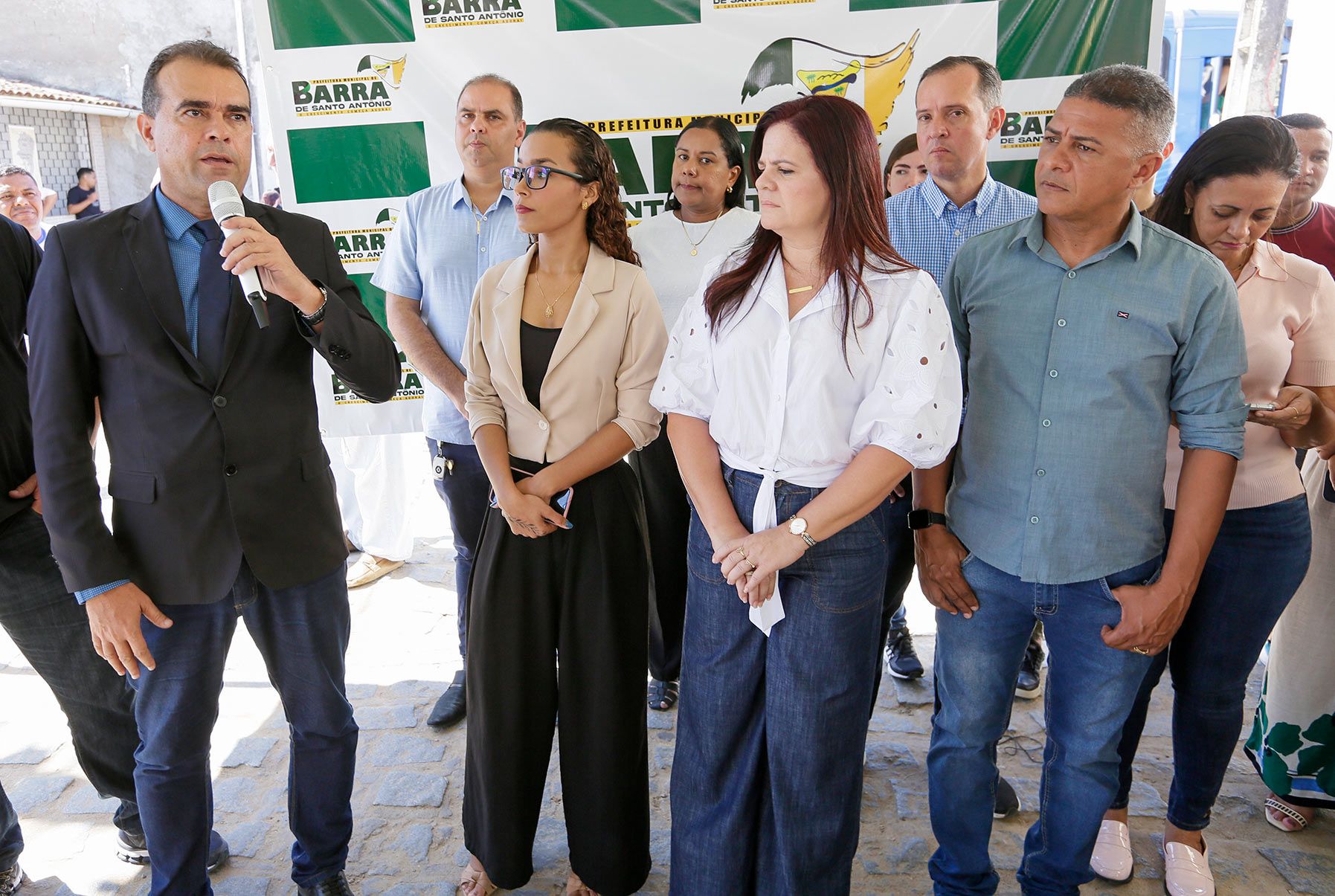 Juiz André Gêda discursa na abertura do evento, ao lado da prefeita Lívia Carla.