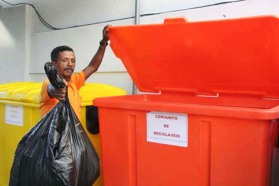 Funcionário Edinilson dos Santos deposita material reciclável.