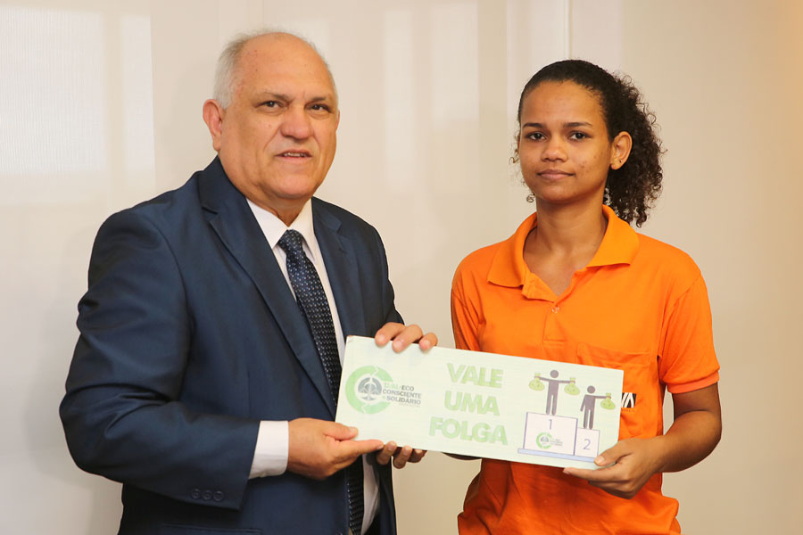 Funcionária Rosana da Silva foi a que mais colaborou com a coleta seletiva interna no mês de junho.